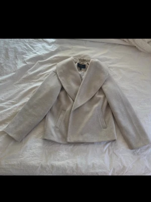Beige kappa  - Beige / ljusgrå kappa från Vero Moda💕
