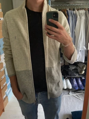 Saint Laurent zip  - Extremt fint skick, väldigt schysst saint Laurent zip. Nypris ungefär 6.000kr! Hör av dig vid frågor. 