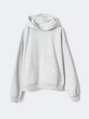Ljusgrå hoodie med huva - Säljer en stilren ljusgrå hoodie med huva och magficka. Hoodien har en avslappnad passform, ribbade muddar och är tillverkad i mjukt sweatshirtmaterial. Perfekt för en chill och bekväm look.