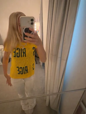 Sverige tshirt - Snygg tshirt med texten 'SVERIGE' tryckt flera gånger i blått på framsidan. Perfekt för Sverige matcher men även nationaldagen.