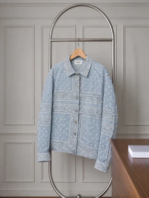 Ljusblå ”Vindfeld” bandana skjorta/overshirt - En riktigt snygg Croppad ”Vindfeld” bandana skjorta/overshirt i storlek M, passar även S. Verkligen perfekt passform, funkar även som unisex och passar så bra till allt! 🦋
