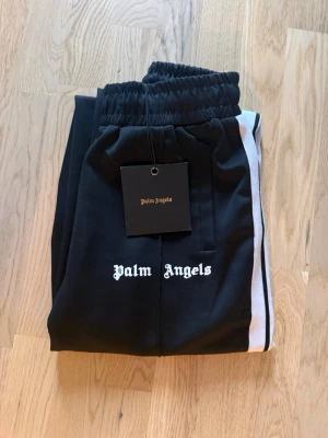 Svarta mjukisbyxor Palm Angels - Säljer ett par svarta Palm Angels byxor som inte kommer till någon användning längre. ⚠️ byxorna är inte nya men har inte använd mycket och är i bra skick men man får med lapp och påse som man ser på blinerna. Hör av dig vid frågor eller funderingar!