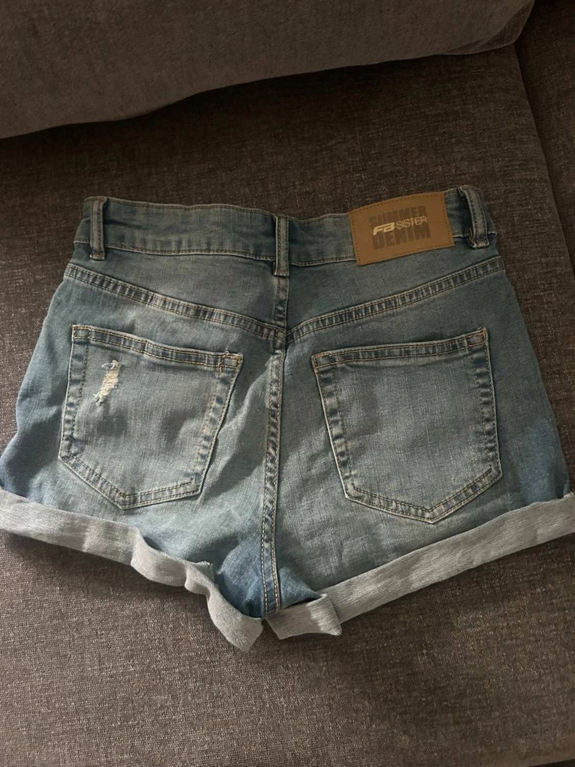 Blå denimshorts med upprullad kant - 1