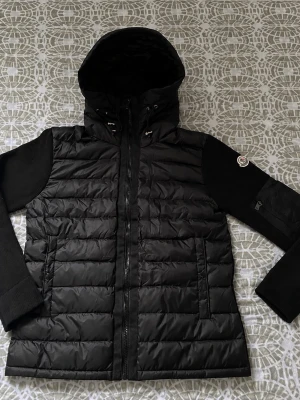 Moncler Jacka - bara använd ett fåtal gånger💞