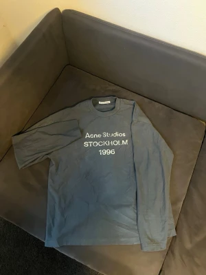 Acne studio long sleeve  - Säljer denna acne studios longsleeve som bara används en gång och de är därför den är skrynklig. Stryker självklart den innan jag fraktar