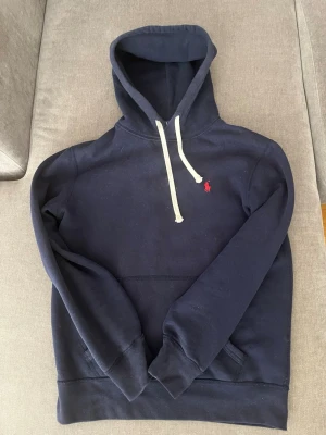 Mörkblå hoodie från Polo Ralph Lauren - Mörkblå hoodie från Ralph Lauren, Mycket bra Skick, S, Priset är diskuterbart, Bara att höra av sig vid minsta fråga!