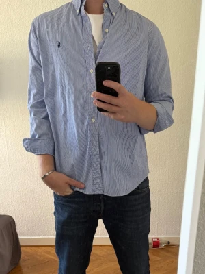 Randig Ralph Lauren skjorta - Snygg skjorta från Ralph Lauren! Som ny i kvaliteten. Hör av dig vid frågor eller för fler bilder🙌🏼