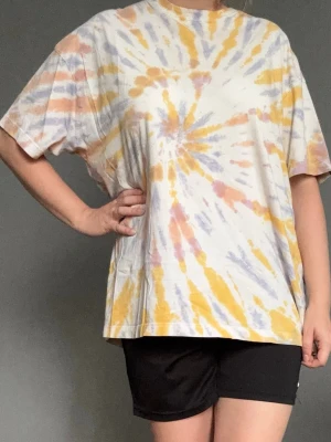PINK Victoria’s Secret One Size Tie-Dye Tee - I jättefint skick. Stor för mig som använder mestadels Storlek Large. Så rätt over sized fit. Se bilderna för mått.