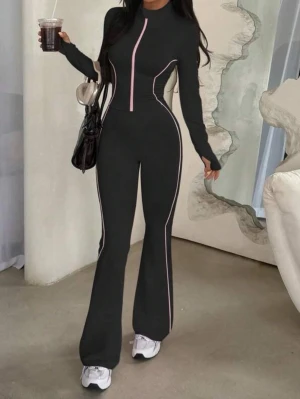 Svart Set med rosa detaljer - Strl M - Oanvändt set i strl M , Säljer ett svart set med rosa kontrastsömmar och dragkedja framtill. Tight passform upptill och utsvängda ben. Perfekt för träning eller en sportig look. Materialet är stretchigt och bekvämt.