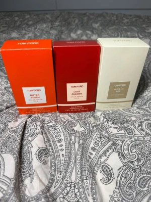 Tom Ford  - Säljer tre exklusiva parfymer från Tom Ford: Bitter Peach,Lost Cherry och Vanilla Sex.Alla flaskor är 100ml.       Alla för 500kr. Annars 1st för 200kr