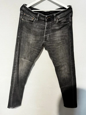 Jack & Jones jeans - Gråa jeans från Jack & Jones, storlek 32/32, har en rak fit men kan bli slim beroende på kroppstyp