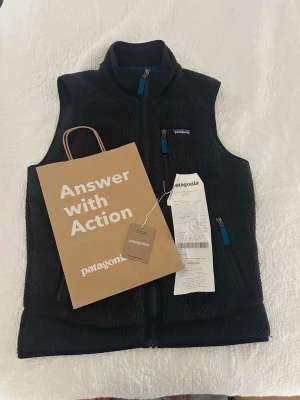 Patagonia väst  - Mysig fleeceväst från Patagonia i bra skick man får med allt og, pris kan diskuteras vid snabb affär. Skriv om ni undrar över något!