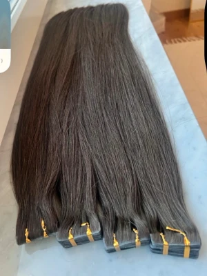 Tape extensions  - Tape extensions i 50 g kvar i 60 cm extra tjocka toppar som kallas för super double drawn.Använt en insättning skickas iväg som ny med ny tejp. Färg #4 ljusbrunt
