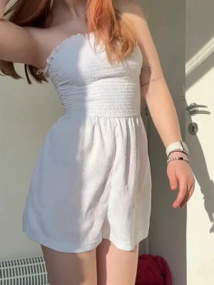 Vit ärmlös jumpsuit med smock - Supersöt vit jumpsuit. Ärmlös och har en flowy passform med korta ben. Vit, storlek xs, från newyorker och knappt använd. 