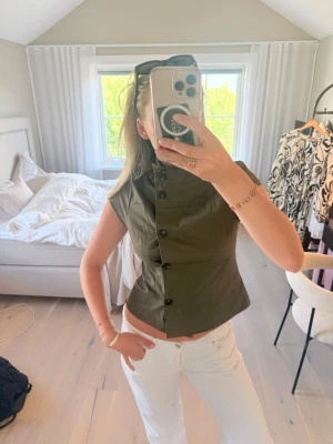 Khaki färgad topp från Ginatricot  - Säljer denna super populära och slutsålda toppen från ginatricot. Helt ny med prislapp kvar!