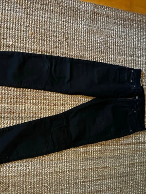 Svarta skinny jeans från Levi's - Säljer ett par svarta skinny jeans från Levi's Premium. Jeansen har klassisk femficksdesign, hög midja och smal passform hela vägen ner. Tillverkade i ett stretchigt material för extra komfort. Perfekta till en trendig och avslappnad stil. ❗️W29 L32❗️