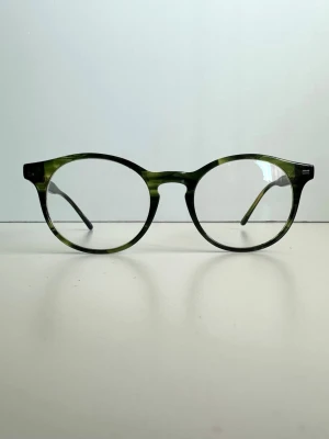 FELLEPINI gröna bågar / glasögon utan styrka - Stilrena gröna glasögon / glasögonbågar utan styrka från FELLEPINI. Tidlös modell med nätta gröna bågar. Modell FE O2 C6. 50 mm linsbredd, 20 mm näsbrygga och 145 mm skalmlängd. Med styrka. Nypris 1700:-. Fint skick!