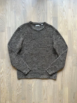 Jack & Jones stickad tröja - XL - Mycket bra skick. Inga tecken på användning.  Tröja från Jack & Jones, storlek XL, flerfärgad Stickad, minimalistisk tröja i melange-stil. Normal passform, rund halsringning.   Bröstvidd: 57 cm Längd: 72 cm 100% akryl