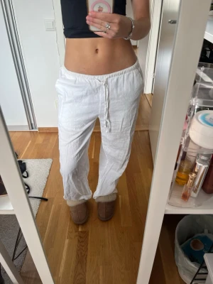 Lågmidjade linnebyxor  - Snygga lågmidjade linnebyxor från Gina. Inga märken eller slitningar. Men har en lite fläckar som inte syns så mycket. Har knappt kommit till användning. Skriv vid frågor och pris kan diskuteras!   Nypris: 500kr
