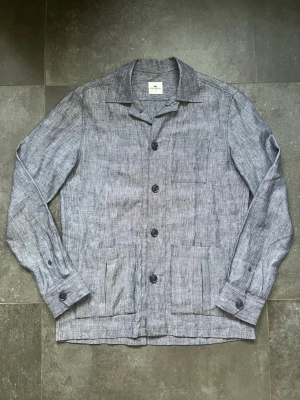 John Henric overshirt  - Tjena, säljer nu denna riktigt snygga och populära overshirten från John Henric, den är i mycket bra skicka utan några defekter, den är storlek S och sitter lite stort på mig som är 180 cm och väger 65 kg, hör av er vid frågor och funderingar🙌🤝 