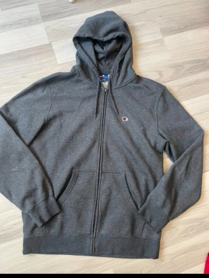 Champions hoodie med dragkedja! - Vintage Champions hoodie med dragkedja, fin grå färg, ej synligt slitage då den knappt är använd! Väldigt bra skick och skönt material! 