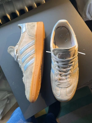 Adidas Handball spezial  - Ett par beigea adidas hanball skor med ljus blå och silver detaljer funkar för dig som vill ha något enkelt 