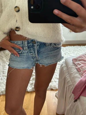 Lowwaist jeansshorts - Så fina från pull and bear men tyvärr har de blivit försmå för mig💗jättebra skick, midjemått rakt över: 37 cm