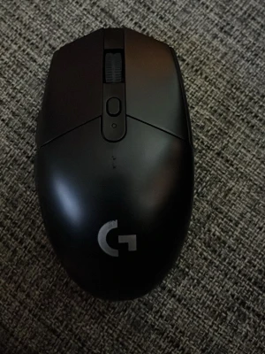 Svart trådlös gamingmus Logitech - Säljer en svart trådlös gamingmus från Logitech med stilren design och tydlig G-logga. Musen har ett avtagbart lock, scrollhjul och knapp på ovansidan. Perfekt för gaming eller vardagsbruk vid datorn.