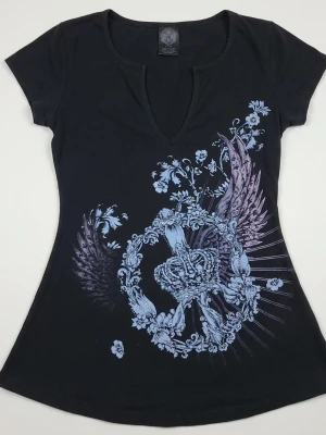 Y2k/2000s Svart t-shirt med v-ringning och tryck - Cool svart t-shirt med v-ringning och detaljerat tryck av krona, vingar och blommor i lila och blått både fram och bak. T-shirten har en figurnära passform och korta ärmar. Perfekt för dig som vill sticka ut med en unik design. Köpt i 2000s talet! 