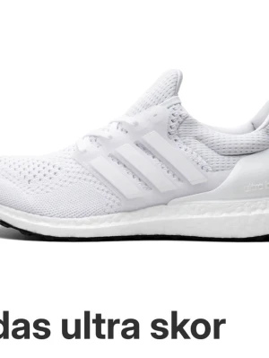 Adidas Ultra Boost sneakers - Säljer Adidas Ultra Boost sneakers i helvitt och helsvart. Skorna har en stickad ovandel i mesh för grym andningsförmåga, klassiska tre ränder på sidan och en tjock, bekväm sula med Boost-dämpning. Perfekta för dig som vill ha både stil och komfort.