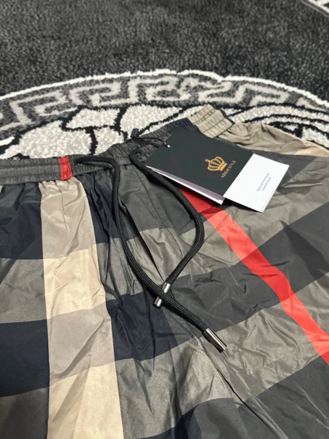 Rutig shorts med snörning och röd detalj - 3