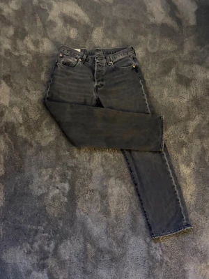 Levi’s  - Riktigt snygga baggie Levi’s byxor. Har inget slitage  och är som helt nya. Storlek 31/31, skriv vid intresse 