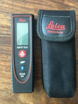 Leica Disto D110 avståndsmätare - Säljer en svart och röd Leica Disto D110 laseravståndsmätare med digital display och Bluetooth-funktion. Kommer med tillhörande svart fodral med röd Leica-logga. Perfekt för exakta mätningar inom bygg och renovering.