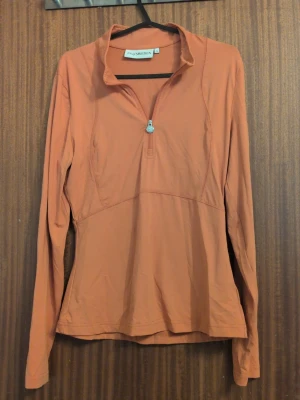 Ps of sweden långärmad  - Köpt på falsterbo på deras outlet, inga större slitage på den. Vid intresse har jag ett matchande dressyrschabrak i storlek full som jag kan sälja med tröjan för 200kr tillsammans.