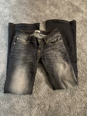 Svarta bootcut jeans  - Säljer ett par jeans från lager 157 i modellen blaze- low waist och bootcut. I storlek xs short length💕