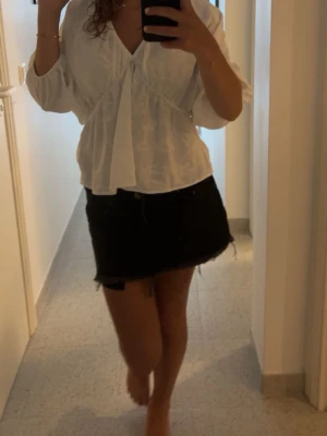 Svart jeanskjol - Säljer en svart kort jeanskjol från Weekday i storlek 38. Kjolen är low waisted och lätt att matcha till många olika toppar.