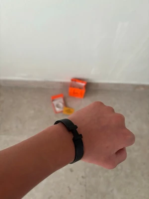 H-armband - Snyggt svart diskret armband från herm es. Perfekt som avslutande touch till din favorit outfit. Du får med påse, kort och en låda du kan ha armbandet i när du inte använder det.