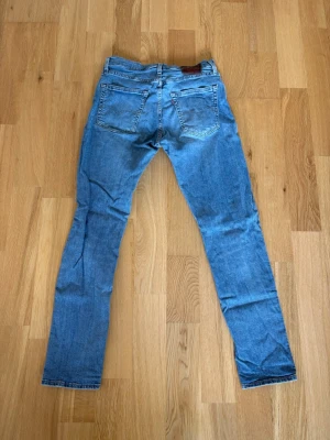 Levis jeans  - Ett par Levis jeans med sjukt fin tvätt och till ett riktigt fyndpris! Byxornas strorlek eller modell går inte att tyda då lapparna klippts av och lappen i bak är bort tvättad. Därav en hel del mått på sista bilderna. Skulle det vara några frågor så skriv annars fritt fram att köpa! (Postar inom 24h)