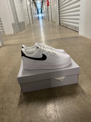 Nike Air Force 1 '07 Vita/Svarta Sneakers, strl 43 - Helt nya oanvända Nike Air Force 1 '07 Vita/Svarta Sneakers, strl 43  Skorna har inte blivit använda eller testade. Original kartong medföljer. Nypris hos Nike 1400 kr