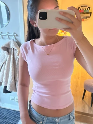 Ljusrosa topp - Säljer en ljusrosa ribbad topp från Zara 💞Bara använd ett fåtal gånger och den är liten i storleken!! 🥰🌸
