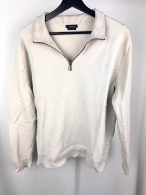 Massimo Dutti Halfzip Tröja - 🌸 INFO OM PLAGGET 🌸  ☑️ Märke: Massimo Dutti ☑️ Storlek: Passar Medium ☑️ Färg: Cremevit ☑️ Skick: ⭐⭐⭐⭐⭐  ✨ Detaljer: ☐ Inga hål ☐ Inga fläckar ☐ Nytvättad ☐ Rökfritt hem ☐ Djurfritt hem  📏 Passform: ☑️ Normal   📦 Skickas snabbt. 💬 Skriv gärna om du vill ha fler bilder eller mått. 🤍 Paketrabatt vid köp av flera annonser. 🌟 Titta gärna på mina andra annonser!