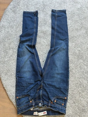 Mörkblå jeans Levi's - Ett par fetta Levis jeans 