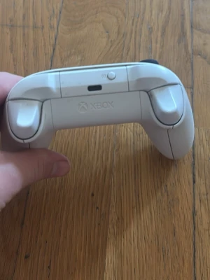 Vit Xbox handkontroll - Säljer en vit Xbox handkontroll med klassisk ergonomisk form och tydliga knappar. Tillverkad i tålig plast och passar perfekt för gaming på Xbox-konsoler. Trådlös anslutning och snygg, stilren design.