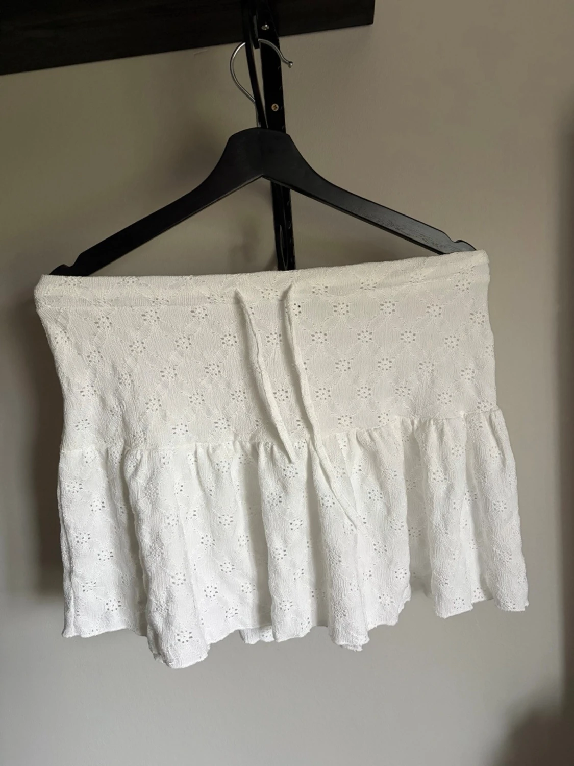 Vit kort kjol med broderade blommor