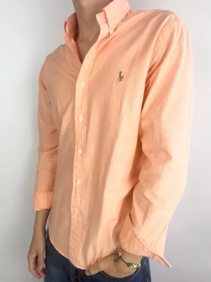 Ralph Lauren skjorta slimfit rosa - Ralph Lauren Skjorta Märke: Polo Ralph Lauren Storlek: L Passform: Slimfit Färg: Rosa Skick: Mycket bra Beskrivning: utan defekter. Modellen på bilden: 183 cm / 72 kg