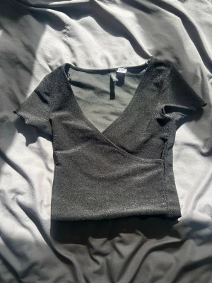 Svart glittrig topp - En svart glittrig topp som passar perfekt till nyår 🩷