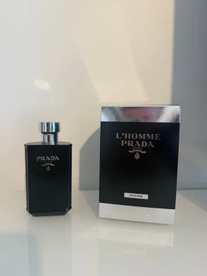 Prada l’omme intense parfym - Säljer min Prada parfym som jag köpte för cirka 4 månader sedan, skulle säga att det är ungefär 80% kvar i den! Köpt på kicks och sjukt nice iris doft! Nypris 1400kr men säljer för 699! Sjukt bra pris! Då den nästan är full inprincip! Skriv om ni har frågor!