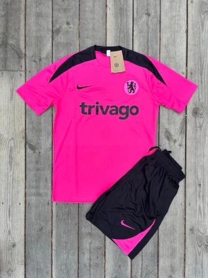 Chelsea träningsset rosa/svart Nike - Helt ny, storlek S för men.