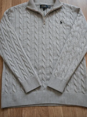 Stickad Ralph Lauren 1/4 zip - Tjena, jag säljer en riktigt snygg stickad Ralph Lauren 1/4 zip😁 Den är i mycket bra skick och har inga fläckar eller skador☺️ Den är självklart äkta✅ Skicka om du har några frågor😄