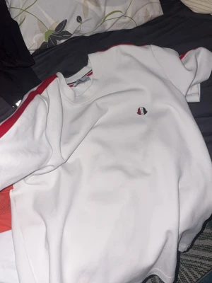 Vit sweatshirt med röd detalj - Väldigt snygg t shirt för men 